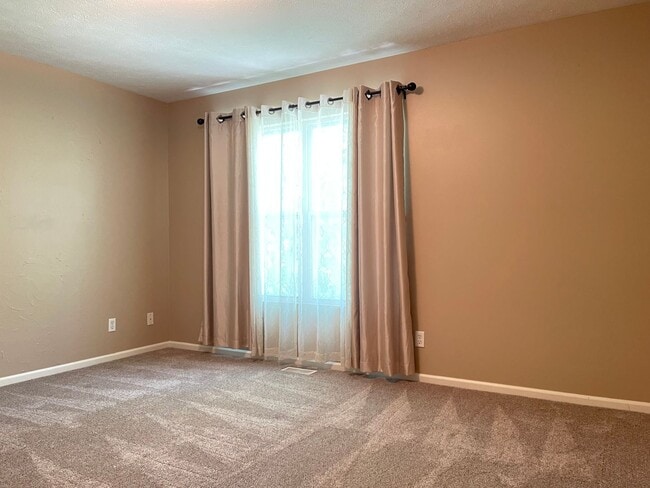 Building Photo - Beautiful 4 bed 2.5 bath 3000+sq ft