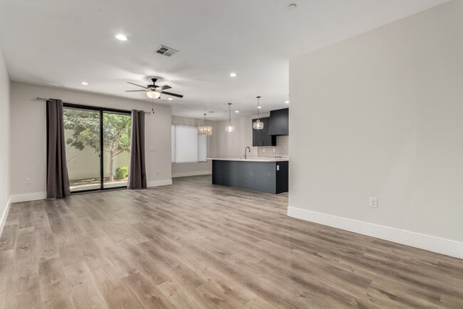 Building Photo - 165 E Lexington Ave