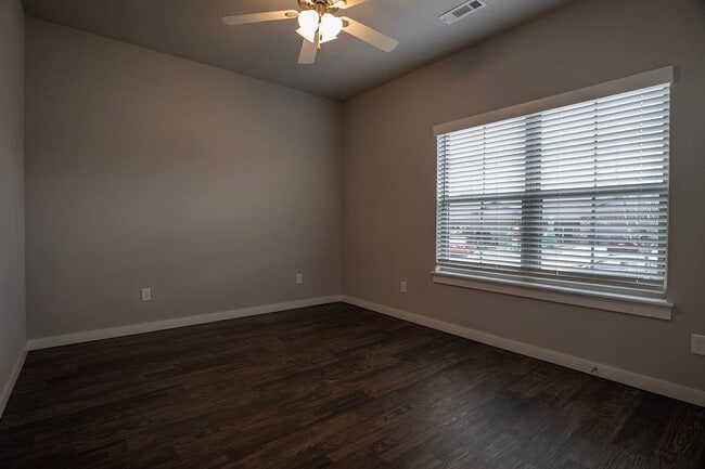 Building Photo - Charming 2 bedroom!