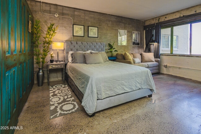 Building Photo - 353 E Thomas Rd