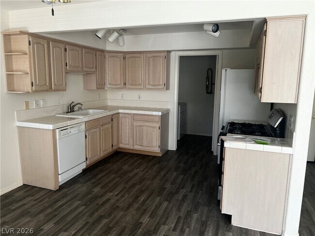 Building Photo - 701 Capri Dr