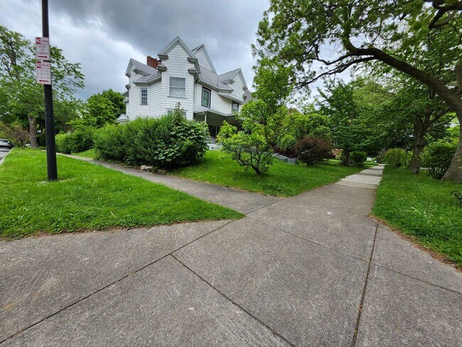 Building Photo - 32 Lake View Park