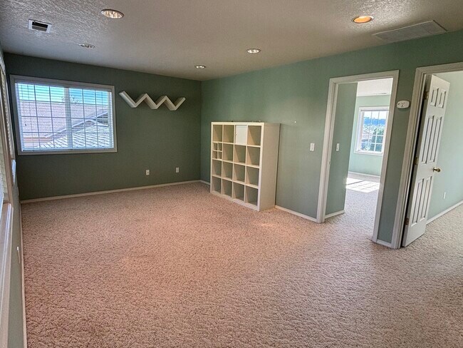 Building Photo - 1150 SE Polk Cir