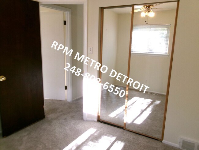 Building Photo - Move in ready Ranch Style Home in Westland