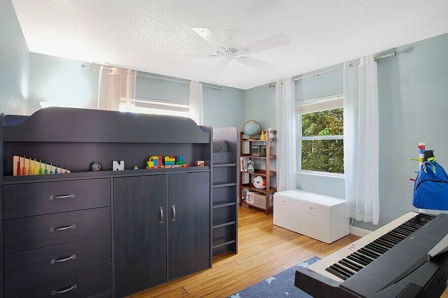 Building Photo - 4366 Shorecrest Dr