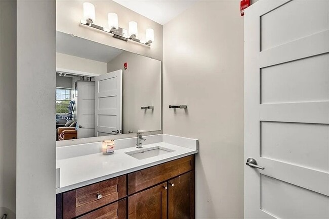 Building Photo - 130 John St