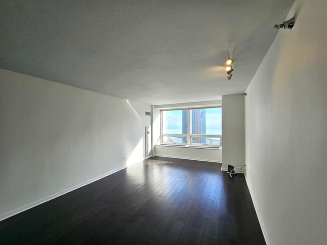 Building Photo - 512 N McClurg Ct