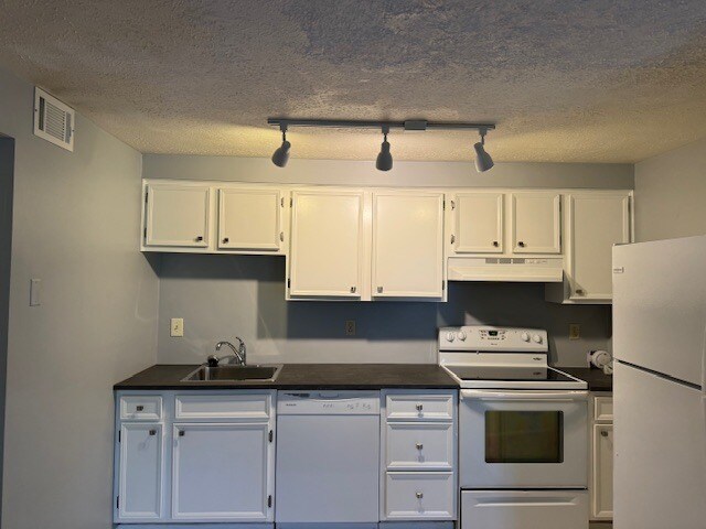 Building Photo - 27512 Evergreen Run