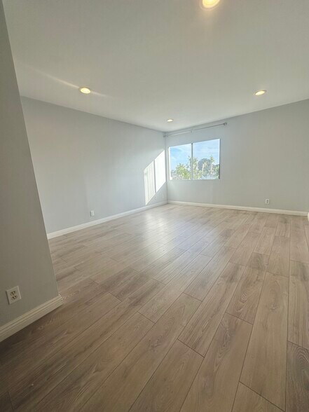 Building Photo - 6050 Canterbury Dr