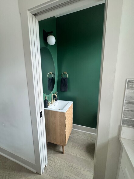 Building Photo - Room in Apartment on Wesley Village Rd