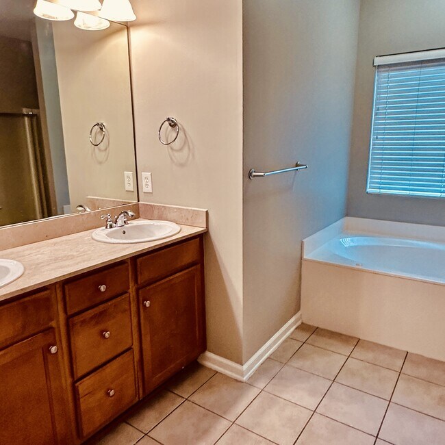 Building Photo - 5333 Cottage Cir