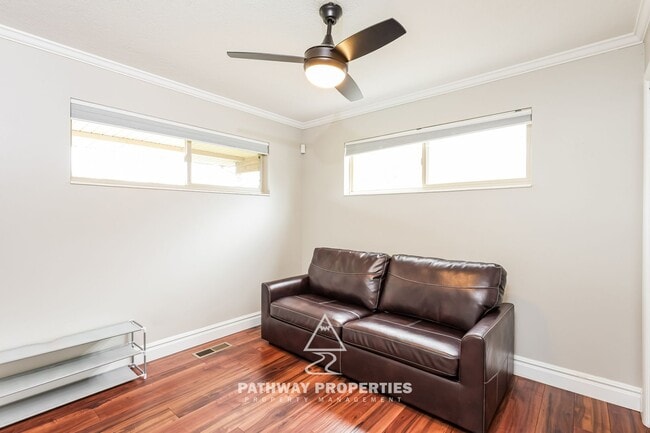 Building Photo - Well-Maintained 4 Bed / 2 Bath Single-Family Home with Separate Mother-In-Law Apartment – South S...