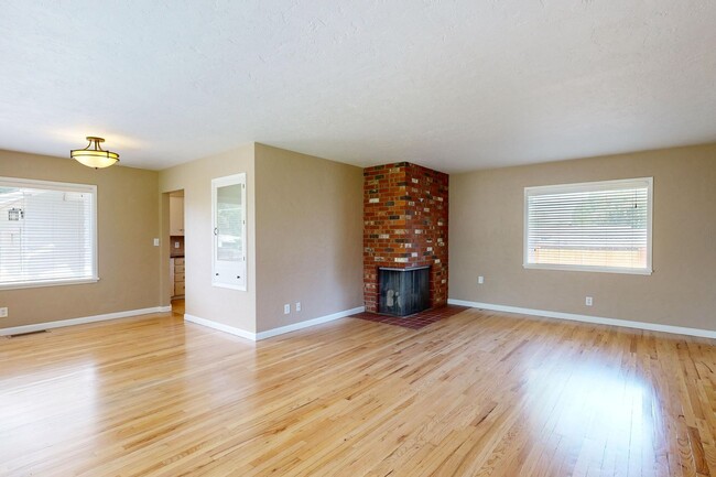 Building Photo - **APPROVED APPLICANTS**  Eastside Ground L...