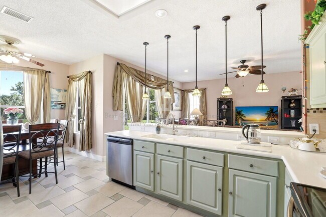 Building Photo - 824 Lake Biscayne Way