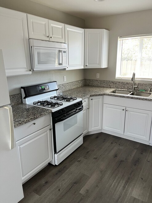 Building Photo - 830 California Ave