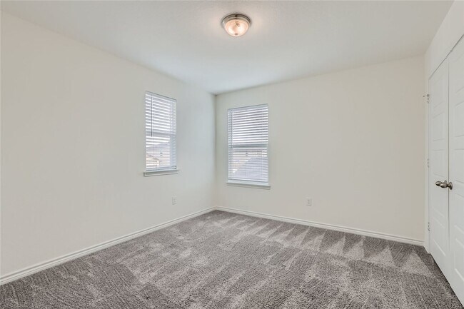 Building Photo - 4 Bedroom 2.5 Bathrooms! Loft and Office! ...