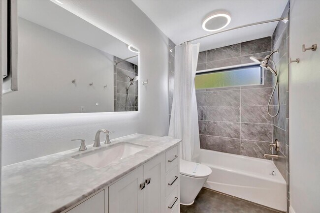 Building Photo - Stunning 3 Bed/ 2 Bath Pool Home in Longwood Run ~ UTC