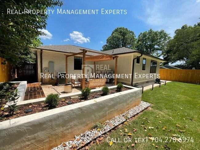 Building Photo - 2243 Shamrock Dr