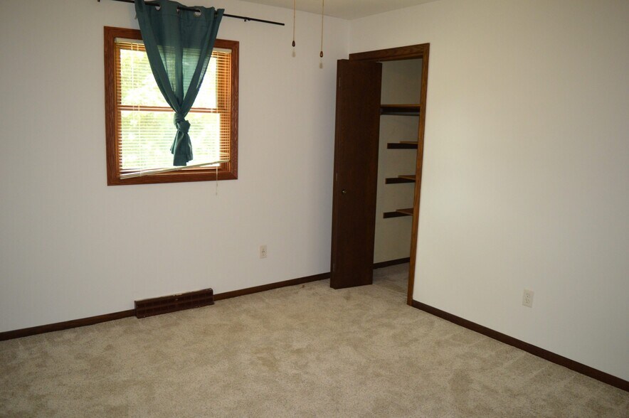 Building Photo - 1870 Sand Ridge Ct