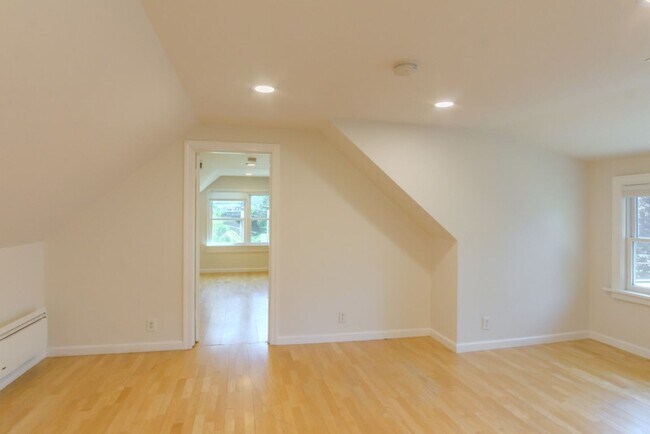 Building Photo - 3Bd/1.5Ba Seattle House