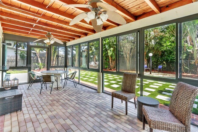 Building Photo - 222 SE 11th Ct