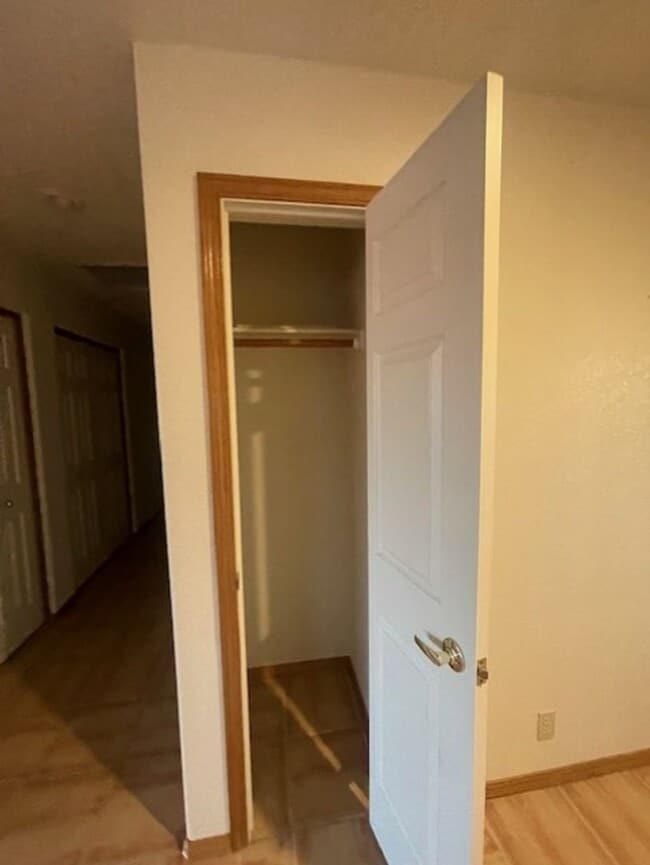 Building Photo - Wonderful Home 3 bed 2 bath with a Great Yard & Views Contact Property Pros Property Management