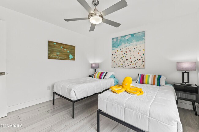 Building Photo - 7258 E Loma Ln