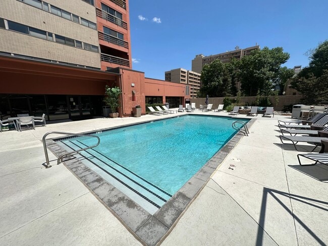 Building Photo - Renovated 1BR High-Rise Condo in Downtown ...