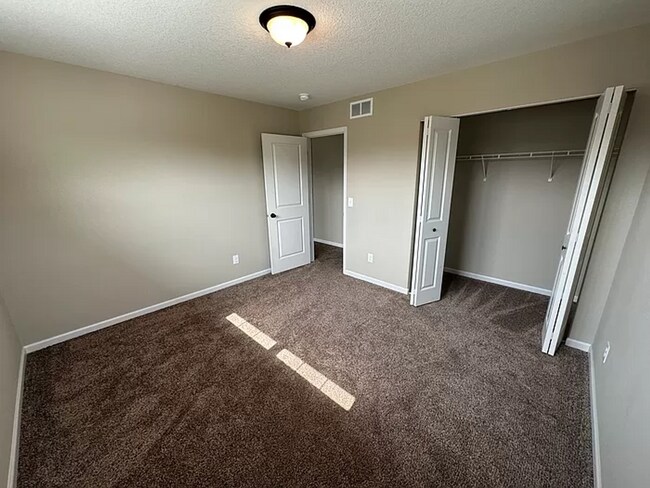 Building Photo - Gorgeous 5 Bedroom, 3.5 Bath Single Family...