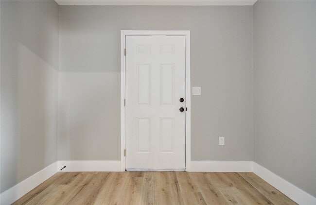 Building Photo - 114 S Iowa St