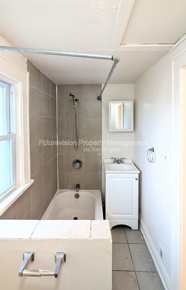 Building Photo - 340 Marble St