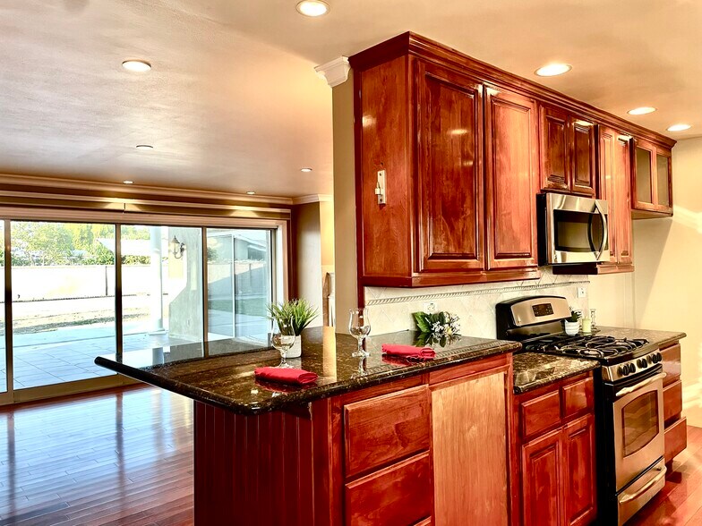 Building Photo - 8781 La Grand Ave