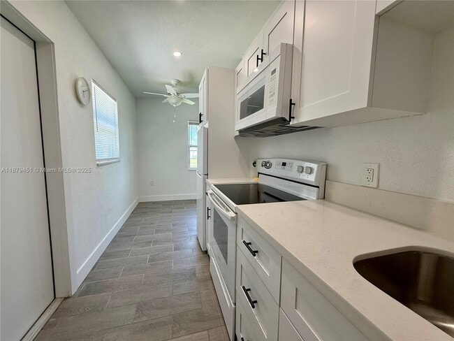 Building Photo - 3460 Normandy Dr