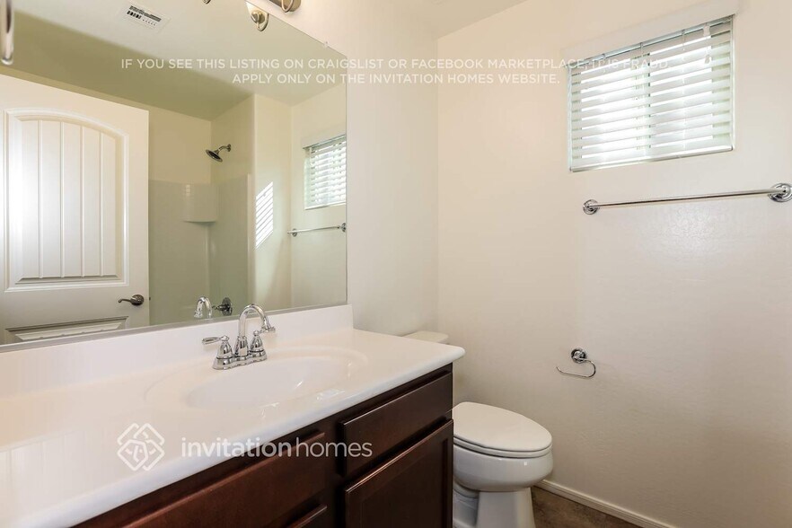 Building Photo - 1323 E Palomino Way