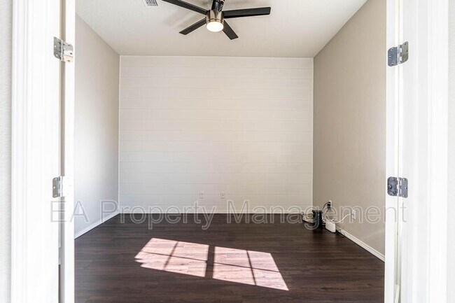 Building Photo - 827 Mesa Roja Trail NE