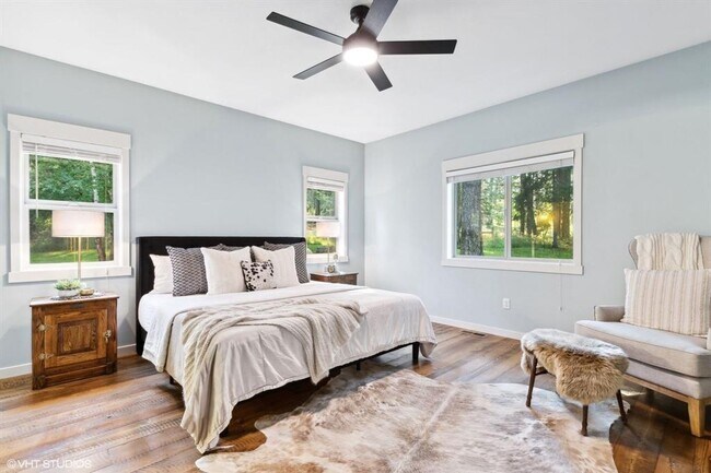 Building Photo - Stunning Columbia Falls Home w/horse pasture