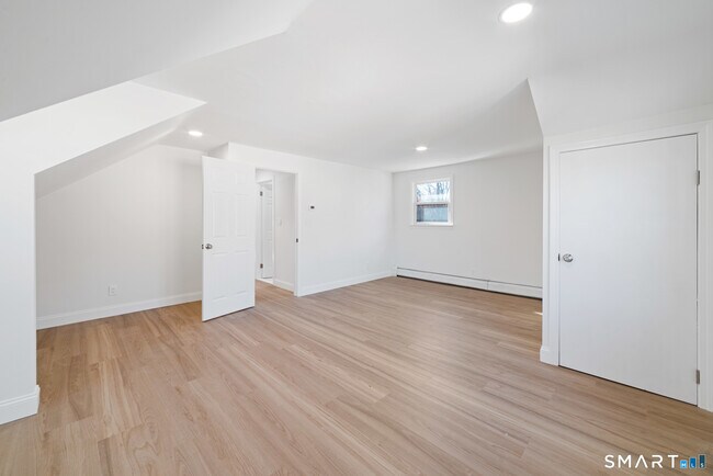 Building Photo - 141 Colony Ave