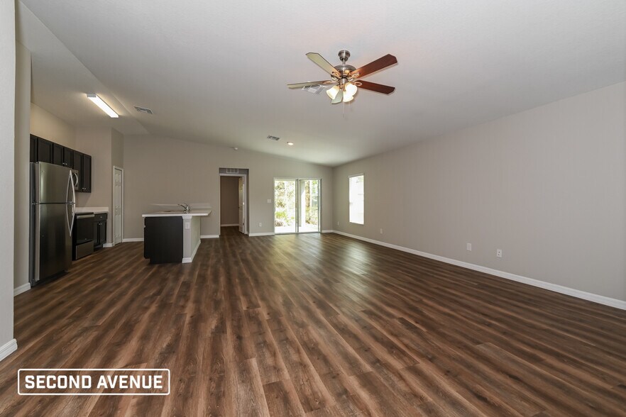 Building Photo - 437 Redwing St