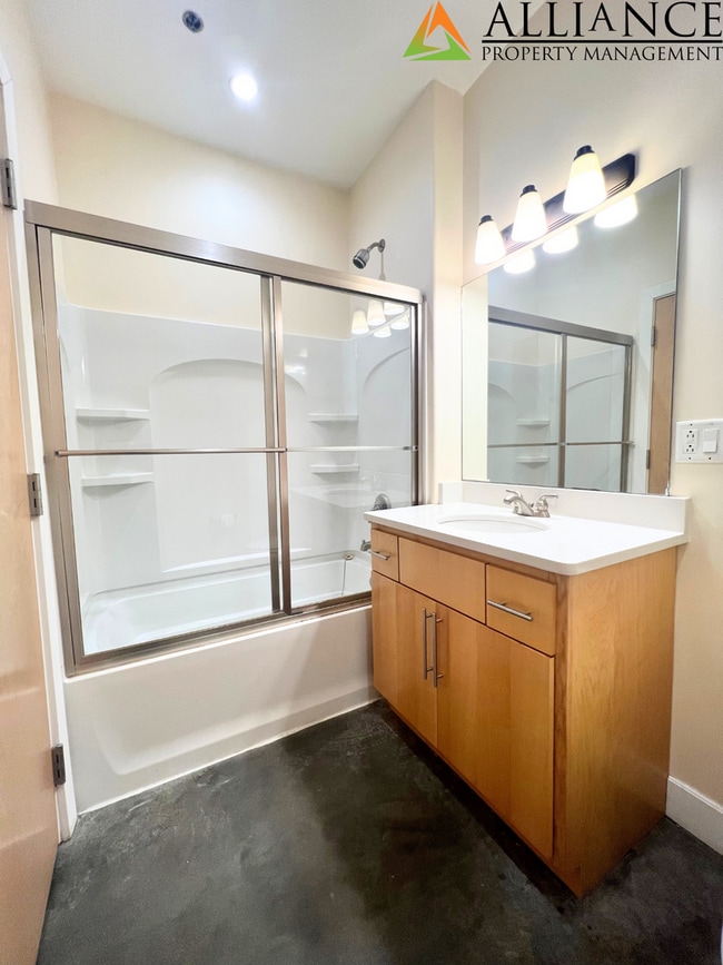 Building Photo - Maintenance Free Living ~ Close to KSU & Aggieville ~ Pet Friendly