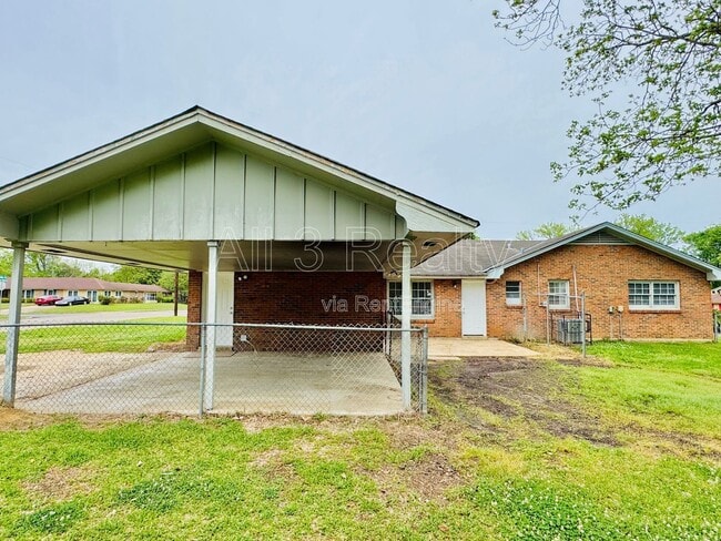 Building Photo - 502 Adler Dr