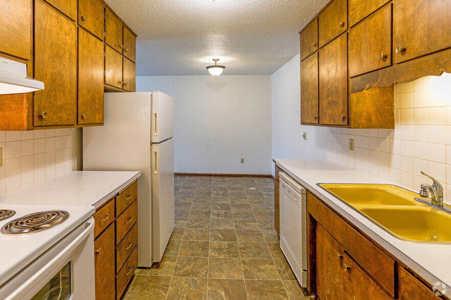 2BR, 1BA - 875SF - Bison Arms Apartments