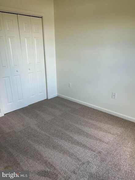 Building Photo - 601 Meadowbrook Dr