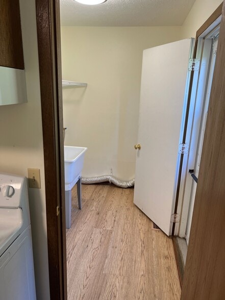 Laundry Room - 41056 Butternut Park Ct