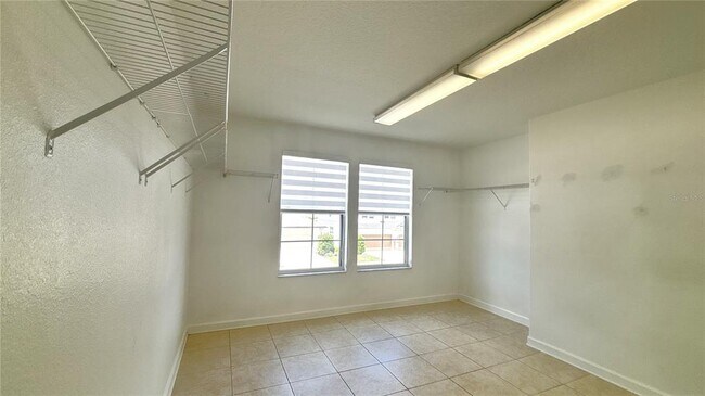 Building Photo - 910 Suffolk Pl