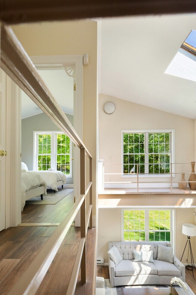 Building Photo - 338 Clove Rd