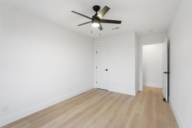 Building Photo - 763 Lakeside Dr