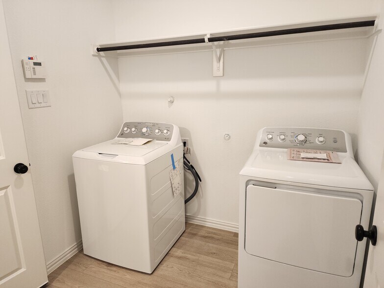LAUNDRY ROOM - 634 Redwood Way