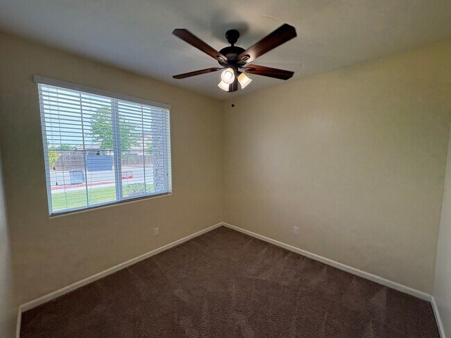 Building Photo - SE Visalia home Available Now!