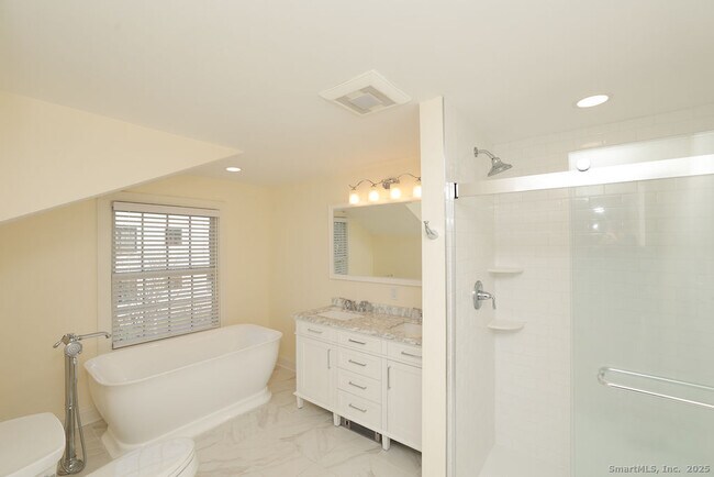 Building Photo - 792 Farmington Ave