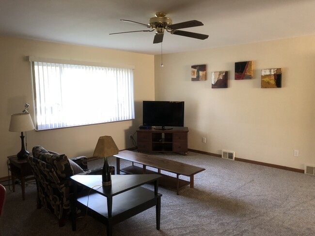 Living Room - 116 Greencrest Ter